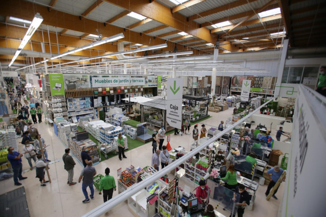Varias personas compran en el interior del Leroy Merlín del Centro Comercial El Boulevard en el primer día de la Fase 2 de desescalada, cuando se reanuda su actividad y se reabren los centros comerciales mayores de 400 metros. En Vitoria-Gasteiz, Álava, P