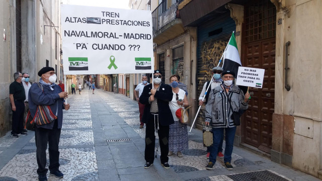 La Plataforma Milana Bonita se concentra en Badajoz para reclamar un tren digno