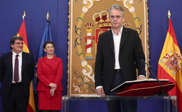 El director de la Inspección de Trabajo y Seguridad Social, Héctor Illueca, en primer término. Al fondo, el ministro de Seguridad Social, José Luis Escrivá, y la ministra de Trabajo, Yolanda Díaz