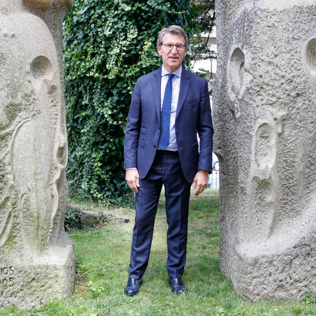 El presidente de la Xunta de Galicia y candidato a la reelección por el PP, Alberto Núñez Feijóo, posa tras una entrevista para Europa Press, en Vigo, Pontevedra, Galicia (España), a 30 de junio de 2020.