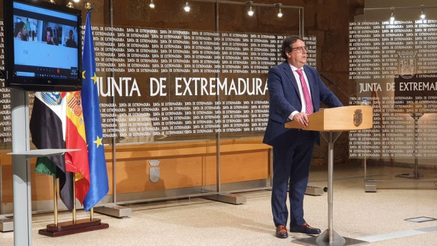 El vicepresidente segundo y consejero de Sanidad y Servicios Sociales de la Junta de Extremadura, José María Vergeles, en rueda de prensa