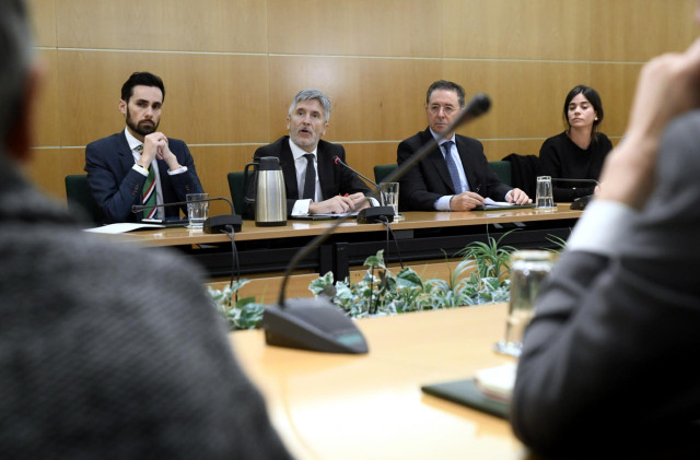 El secretario de Estado de Seguridad, Rafael Pérez, primero por la izquierda, en una foto de archivo con el ministro del Interior y otros altos cargos