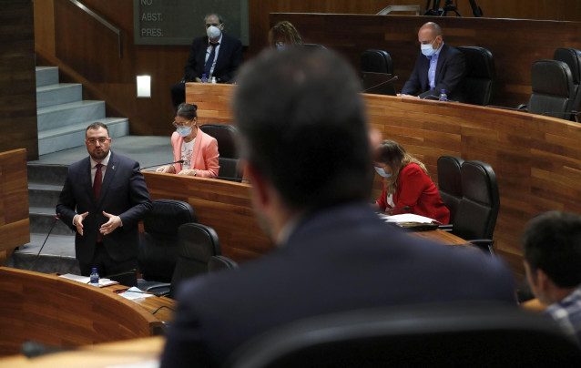 El presidente del Principado de Asturias, Adrián Barbón, durante el pleno de la Junta General.