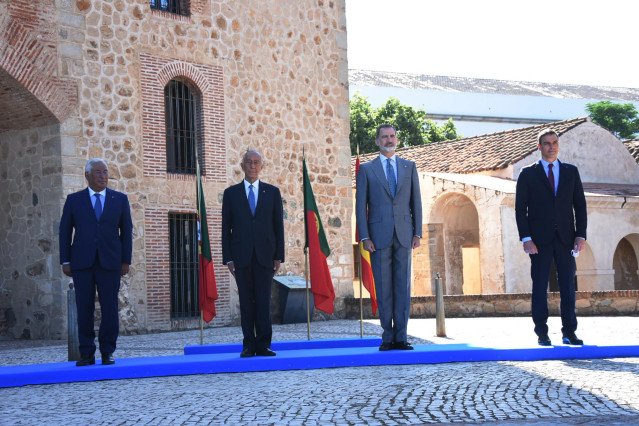 (I-D): El primer ministro de Portugal, António Costa; el presidente del país luso, Marcelo Rebelo de Sousa; el Rey Felipe VI y el presidente del Gobierno, Pedro Sánchez posan en la Alcazaba de Badajoz, Extremadura (España), a 1 de julio de 2020.