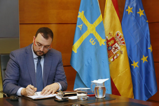 Adrián Barbón.
