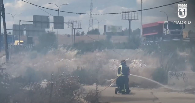 Diez dotaciones de Bomberos atacan un gran incendio de pastos en el antiguo poblado del Gallinero