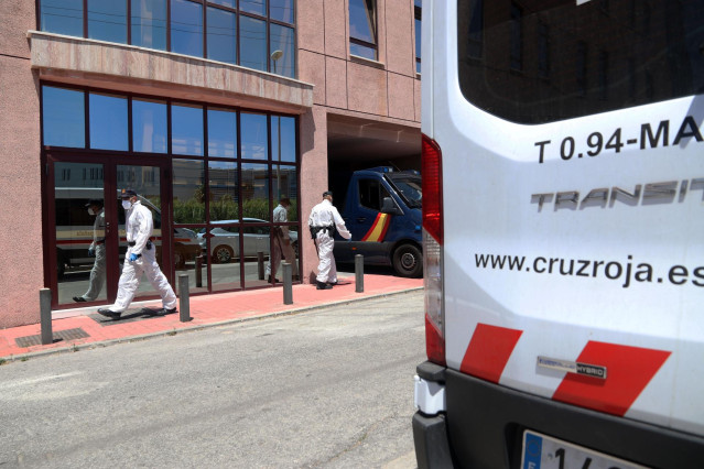 Agentes de la Policía Nacional equipados con Equipos de Protección Individual (EPI), custodian a los 83 usuarios que están infectados de COVID-19 en una de las sede de Cruz Roja en calle Elena Soriano de la capital. En Málaga, a 25 de junio de 2020.