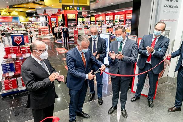De izquierda a derecha, Ángel Ferreras (Canariensis), Ángel Víctor Torres (Presidente del Gobierno de Canarias), Julián Díaz (Consejero Delegado de Dufry), Luis Suárez (Consejero Delegado de Canariensis) y Pedro Castro (CEO sur de Europa, Dufry)