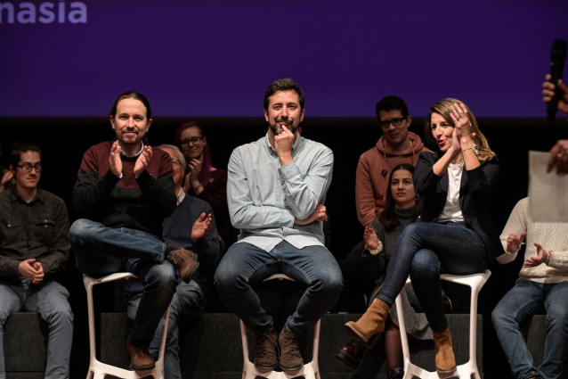 El secretario general de Podemos, Pablo Iglesias, la ministra de Trabajo, Yolanda Díaz, y el candidato de Galicia en Común-Anova a la presidencia de la Xunta de Galicia, Antón Gómez-Reino, durante un acto de Galicia en Común