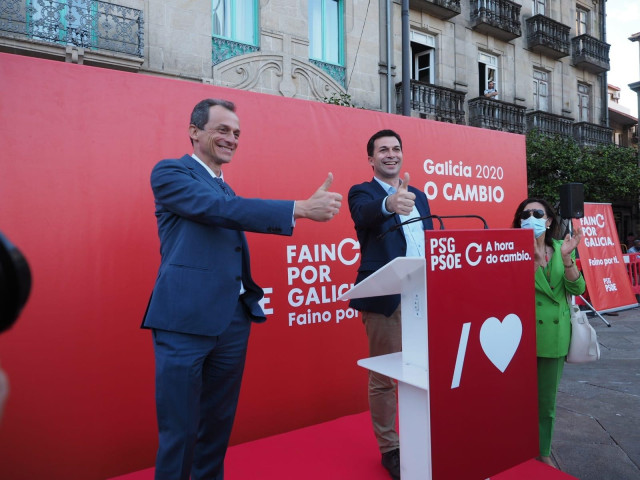 El ministro de Ciencia e Innovación, Pedro Duque, junto al candidato del PSdeG a la Xunta, Gonzalo Caballero