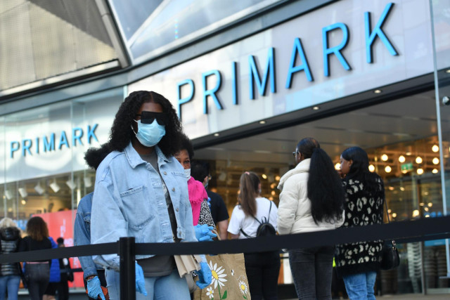 Gente haciendo cola para entrar en una tienda de Primark en Birmingham (Reino Unido)