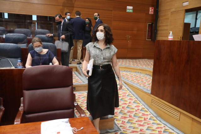 La presidenta de la Comunidad de Madrid, Isabel Díaz Ayuso, a su llegada a la sesión de control al Gobierno en la Asamblea de Madrid en la que se debate sobre derechos LGTBI, medicalización de residencias y un plan para Barajas, en Madrid (España), a 2 de