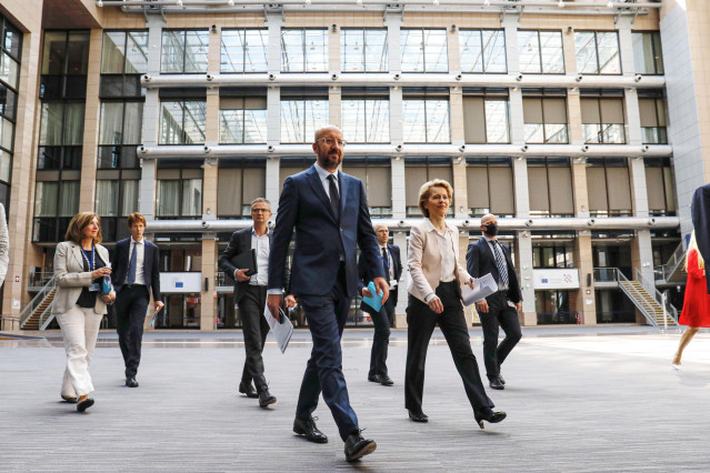La presidenta de la Comisión Europea, Ursula von der Leyen, y el presidente del Consejo Europeo, Charles Michel