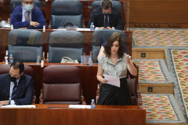 La presidenta de la Comunidad de Madrid, Isabel Díaz Ayuso, responde a una pregunta en la sesión de control al Gobierno en la Asamblea