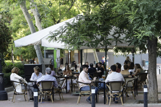 Terrazas en la Plaza de Olavide durante el cuarto día de la fase 1 y previo al fin de semana en Madrid.
