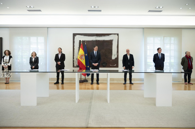 Gobierno y agentes sociales durante la firma del Acuerdo Social en Defensa del Empleo, celebrado en el Complejo de La Moncloa.