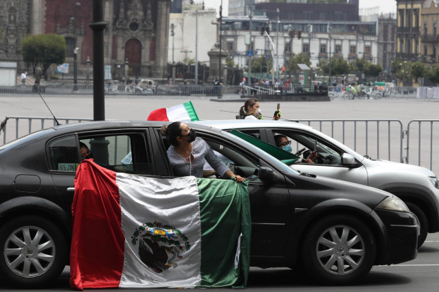 Gente durante una protesta en México contra el presidente, Andrés Manuel López Obrador