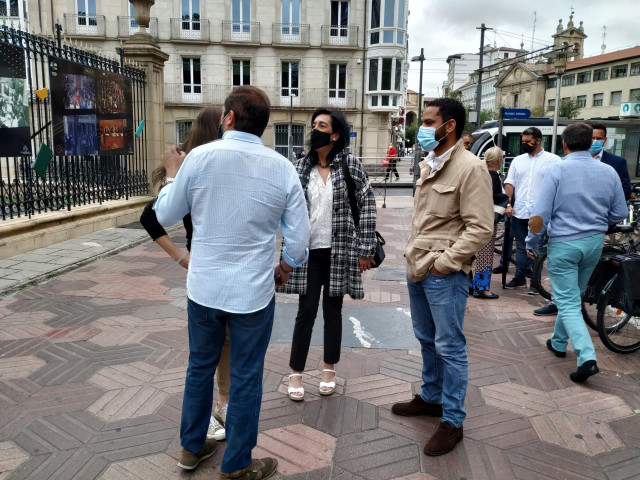Garriga y Martínez, frente a la sede del Parlamento Vasco.