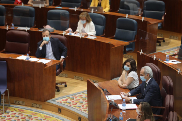 La presidenta de la Comunidad de Madrid, Isabel Díaz Ayuso (2d), el consejero de Sanidad, Enrique Ruiz Escudero (1d) y el consejero de Políticas Sociales, Alberto Reyero (3d), durante una sesión plenaria en la que se debate la reprobación y cese del conse
