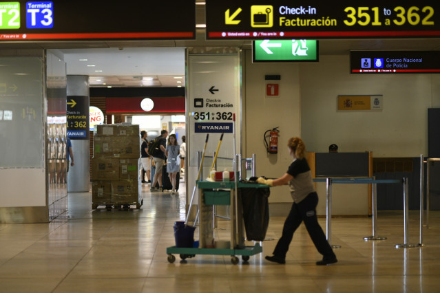 Personal de limpieza en el Aeropuerto de Madrid-Barajas Adolfo Suárez durante la huelga de Ryanair del miércoles día 25 de julio