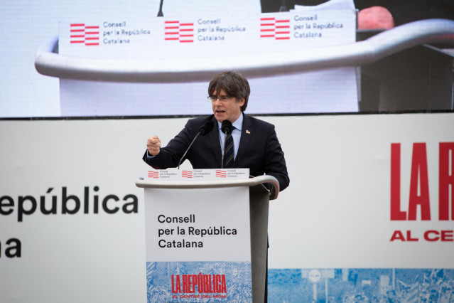 El expresidente de la Generalitat de Cataluña Carles Puigdemont interviene en  el acto del Consell de la República en Perpiñán (Francia) a 29 de febrero de 2020.