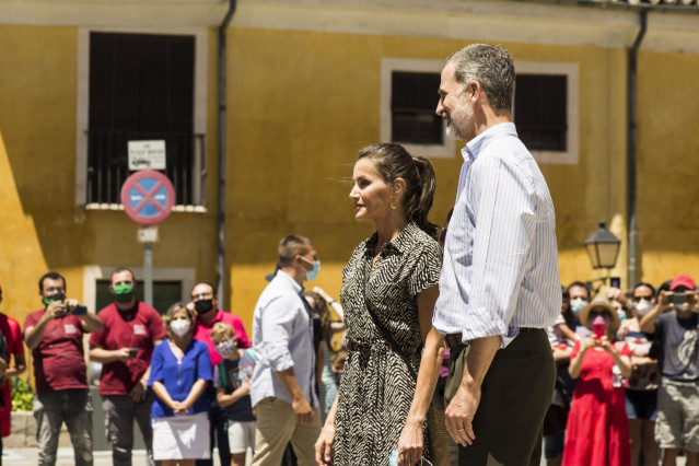 Los Reyes de España, Felipe VI y doña Letizia, saludan a los vecinos en la Plaza Mayor, durante su visita programada a Cuenca, dentro del marco de visitas por todo el país con el fin de promover la recuperación económica de España.