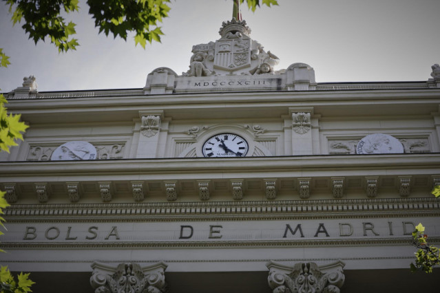 Parte superior de la fachada del edificio de la Bolsa de Madrid En Madrid (España)