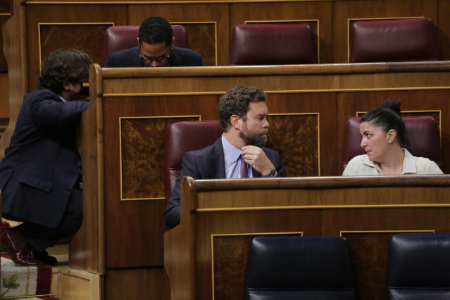 El portavoz de Vox en el Congreso, Iván Espinosa de los Monteros,  con Macarena Olona, secretaria general del grupo parlamentario