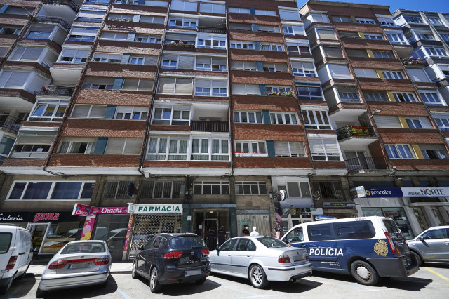 Agentes de la Policía Nacional vigilan el edificio de Santander puesto en cuarentena
