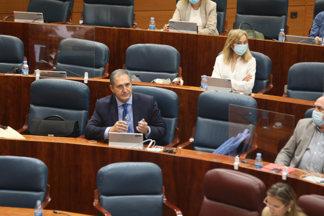 El diputado socialista José Carmenlo Cepeda García de León (i), en la Asamblea de Madrid durante la sesión de control al Gobierno en la Asamblea de Madrid, en Madrid (España), a 2 de julio de 2020.