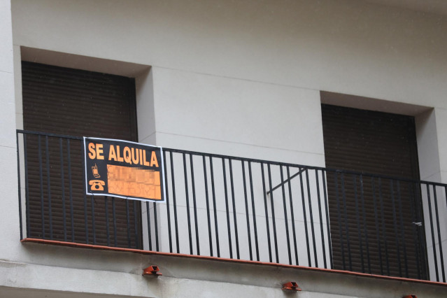 Cartel en una terraza que anuncia el alquiler de una casa el día que el Consejo de Ministros prevé aprobar un plan que contempla una línea de microcréditos avalados por el Estado, ayudas directas y la suspensión de desahucios durante seis meses una vez ac