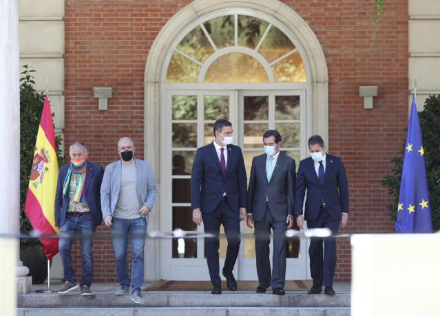 (I-D) El secretario general de UGT, Pepe Álvarez, el secretario general de CC.OO, Unai Sordo, el presidente del Gobierno, Pedro Sánchez, el presidente de la CEOE, Antonio Garamendi, y el presidente de Cepyme, Gerardo Cuerva