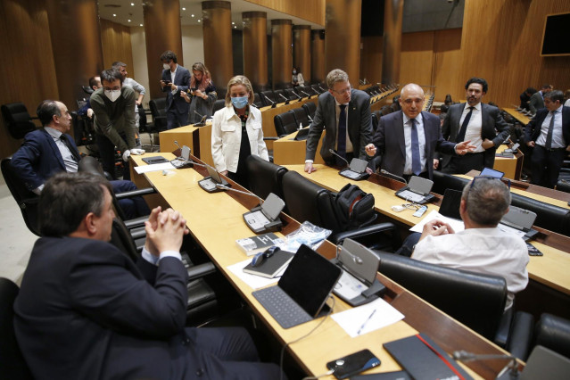 El diputado socialista Rafael Simancas, el del PDeCat Ferrán Bel y la diputada de Coalición Canaria Ana Oramas, charlan en una de las sesiones de la Comisión del Congreso para la reconstrucción