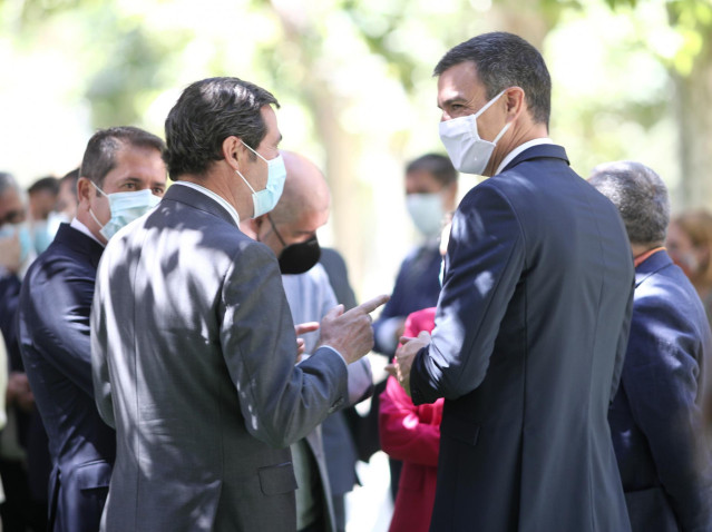 El presidente del Gobierno, Pedro Sánchez y el presidente de la Confederación Española de Organizaciones Empresariales (CEOE), Antonio Garamendi, conversan en los jardines de Moncloa este viernes.