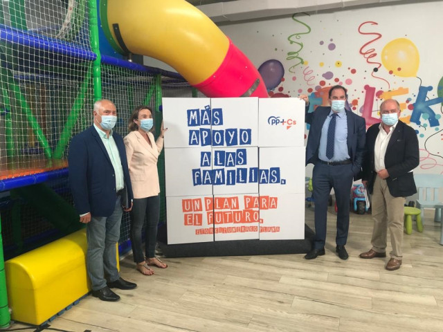 El candidato de la coalición PP+Cs a las elecciones al Parlamento Vasco, Carlos Iturgaiz, en un acto celebrado en Vitoria