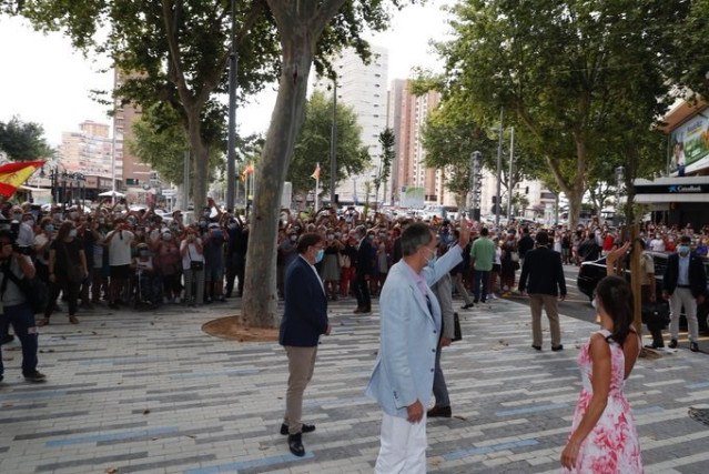 Felipe VI saluda en presencia de la reina Letizia y Ximo Puig a los congregados a su llegada a Benidorm.