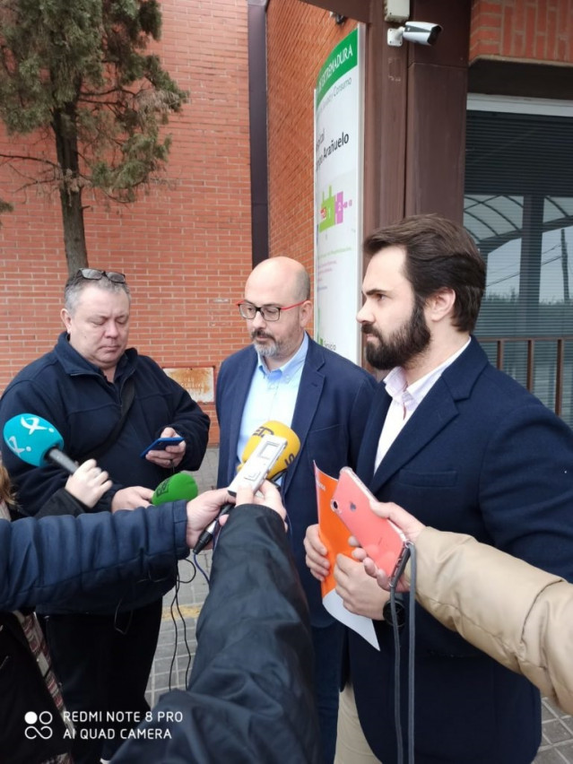 José María Casares y Ángel Muñoz, de Ciudadanos, en declaraciones a los medios en Navalmoral