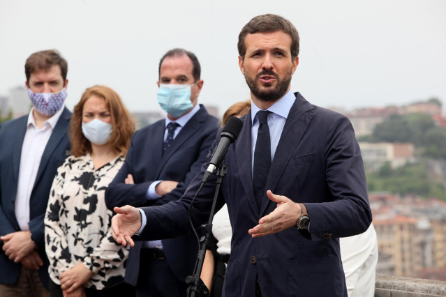El presidente del PP, Pablo Casado, junto al candidato de PP+Cs a lehendakari, Carlos Iturgaiz, en el homenaje a José Manuel Zamarreño, concejal del PP asesinado por ETA. Errentería, Guipúzcoa, a 25 de junio de 2020.