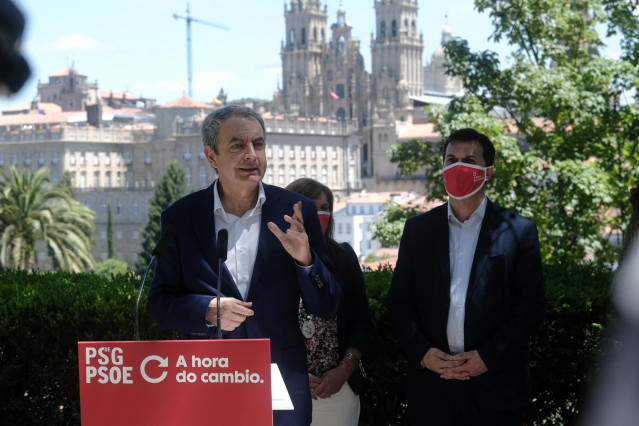 El expresidente del Gobierno José Luis Rodríguez Zapatero interviene para apoyar al candidato del PSdeG a la presidencia de la Xunta de Galicia, Gonzalo Caballero (mascarilla roja), durante su visita por Santiago de Compostela como muestra de apoyo a su c