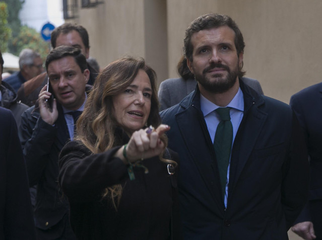 El presidente general del PP, Pablo Casado, junto a Teresa Jiménez-Becerril, en la calle Don Remondo, lugar donde fueron asesinados por ETA hace 22 años, Alberto Jiménez-Becerril y Ascensión García. En Sevilla, a 30 de enero de 2020.