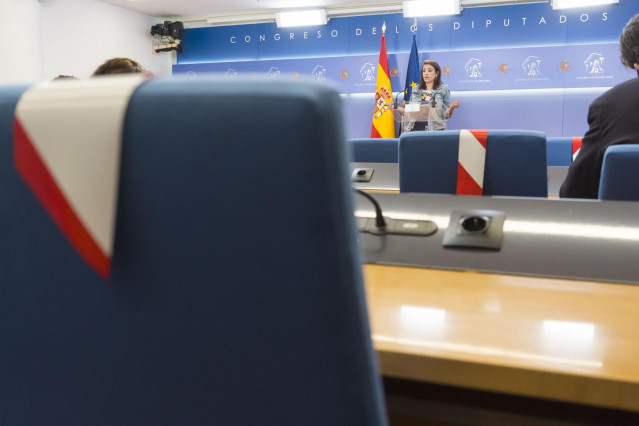 Vista de las sillas con bandas que prohíben sentarse en algunas de ellas para mantener la distancia de seguridad durante la rueda de prensa en el Congreso de la portavoz del PSOE, Adriana Lastra