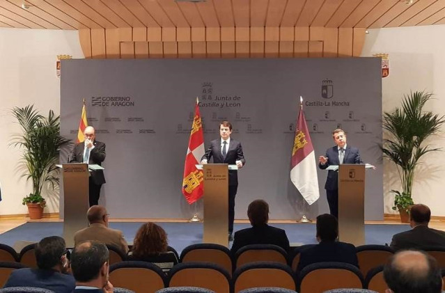 Lamban (I), Fernández Mañueco y García-Page (D).