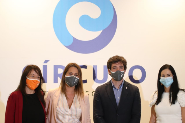 La candidata de Ciudadanos a la presidencia de la Xunta, Beatriz Pino, junto al eurodiputado del partido, Adrián Vázquez, y la secretaria general, Marina Bravo, acompañados por la presidenta del Círculo de Empresarios de Galicia, Patricia García.