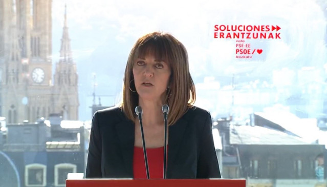 La candidata a lehendakari por el PSE-EE, Idoaia Mendia, en un mitin en San Sebastián