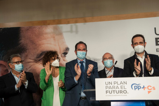 El candidato a lehendadari del PP+Cs, Carlos Iturgaiz, en un acto de campaña en Bilbao.