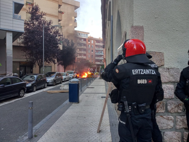 Un contenedor ardiendo durante el mitin de Vox en San Sebastián