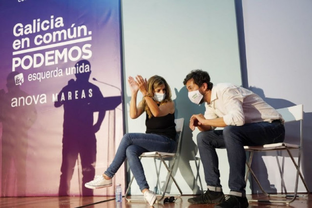 La ministra de Trabajo, Yolanda Díaz, y el candidato a la Presidencia de la Xunta, Antón Gómez-Reino, en un mitin de Galicia en Común en Ourense