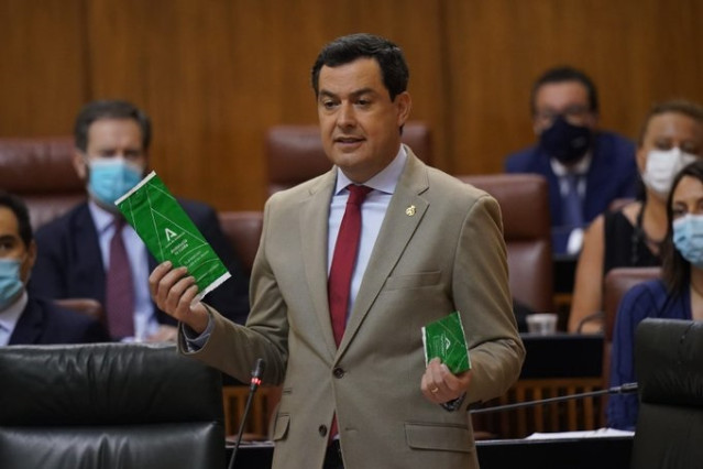 El presidente de la Junta, Juanma Moreno, durante el debate en el Parlamento