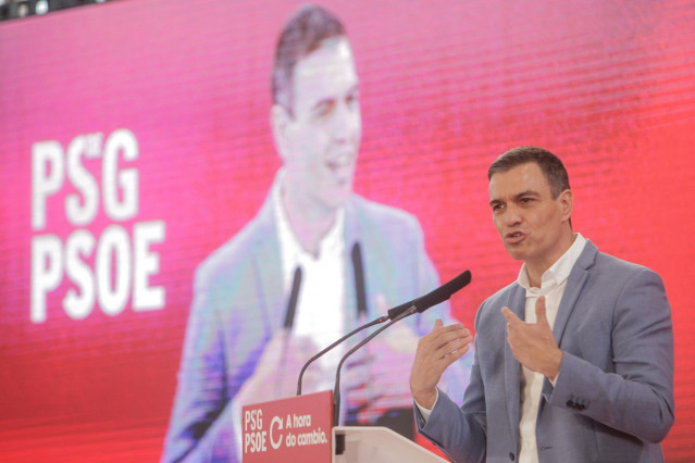 El presidente del Gobierno, Pedro Sánchez, interviene en un mitin con el candidato a la Xunta, Gonzalo Caballero, a 4 de julio de 2020.