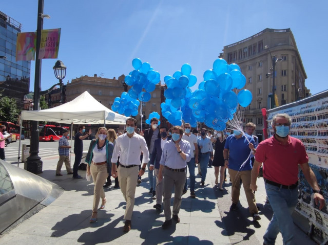 Paseo electoral en Bilbao del secretario general del PP; Teodoro García Egea, junto al alcalde de Madrid, José Luis Martínez Almeida, y la número 3 por las listas de este territorio y presidenta del PP Bizkaia, Raquel González.